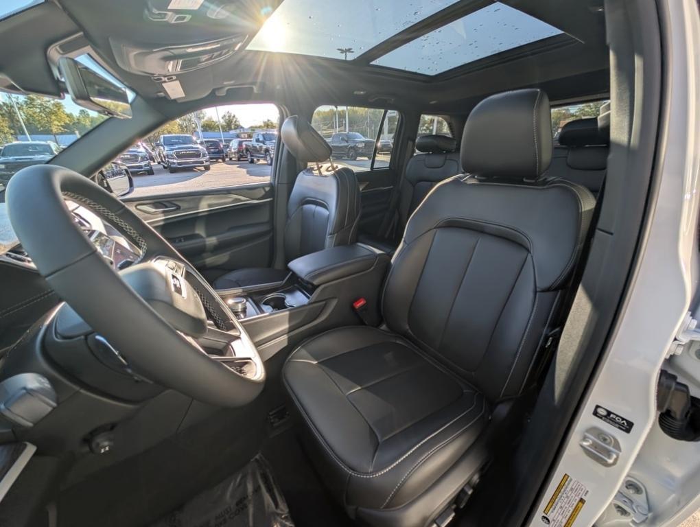 new 2025 Jeep Grand Cherokee car, priced at $50,090