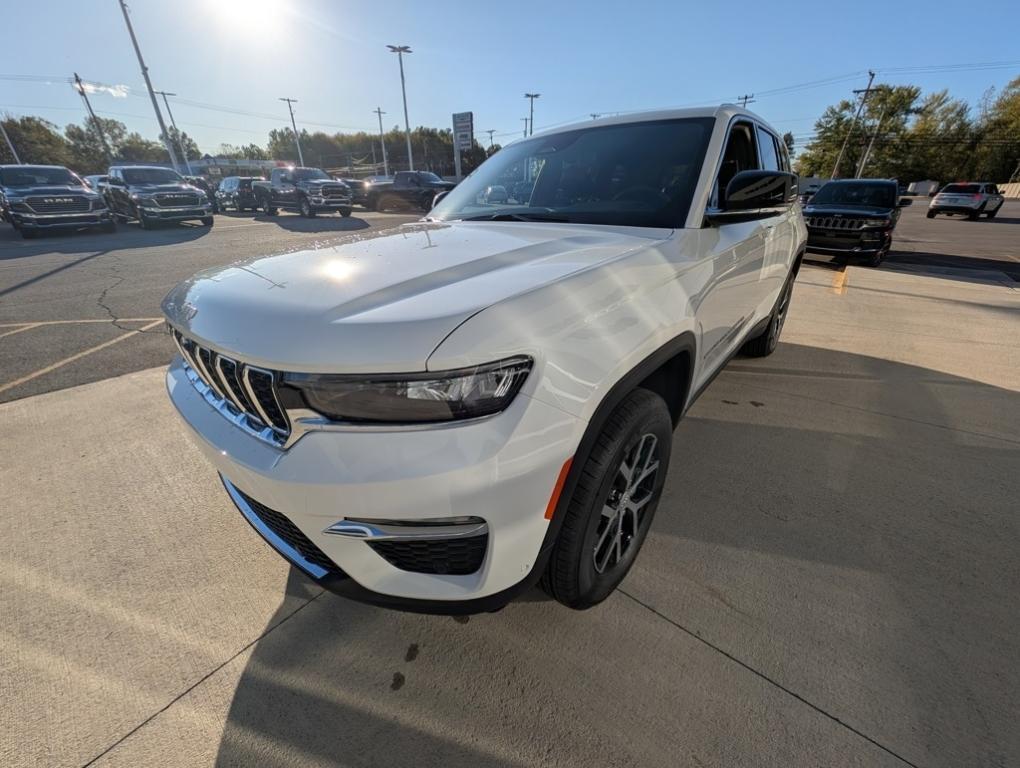 new 2025 Jeep Grand Cherokee car, priced at $50,090