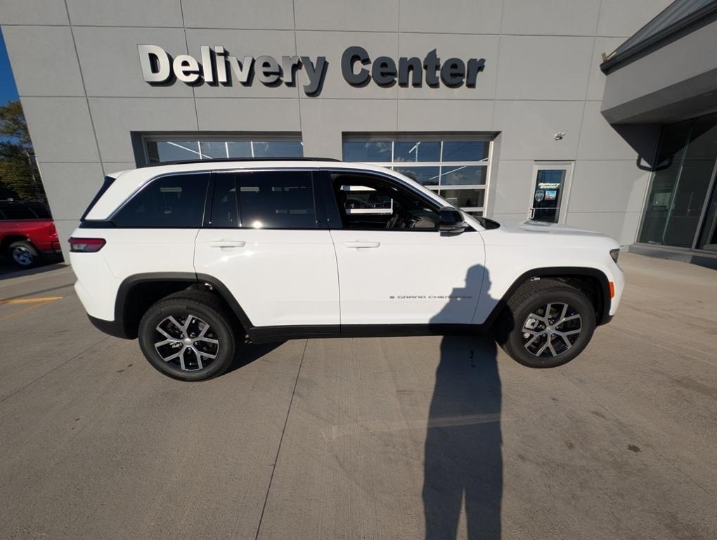 new 2025 Jeep Grand Cherokee car, priced at $50,090