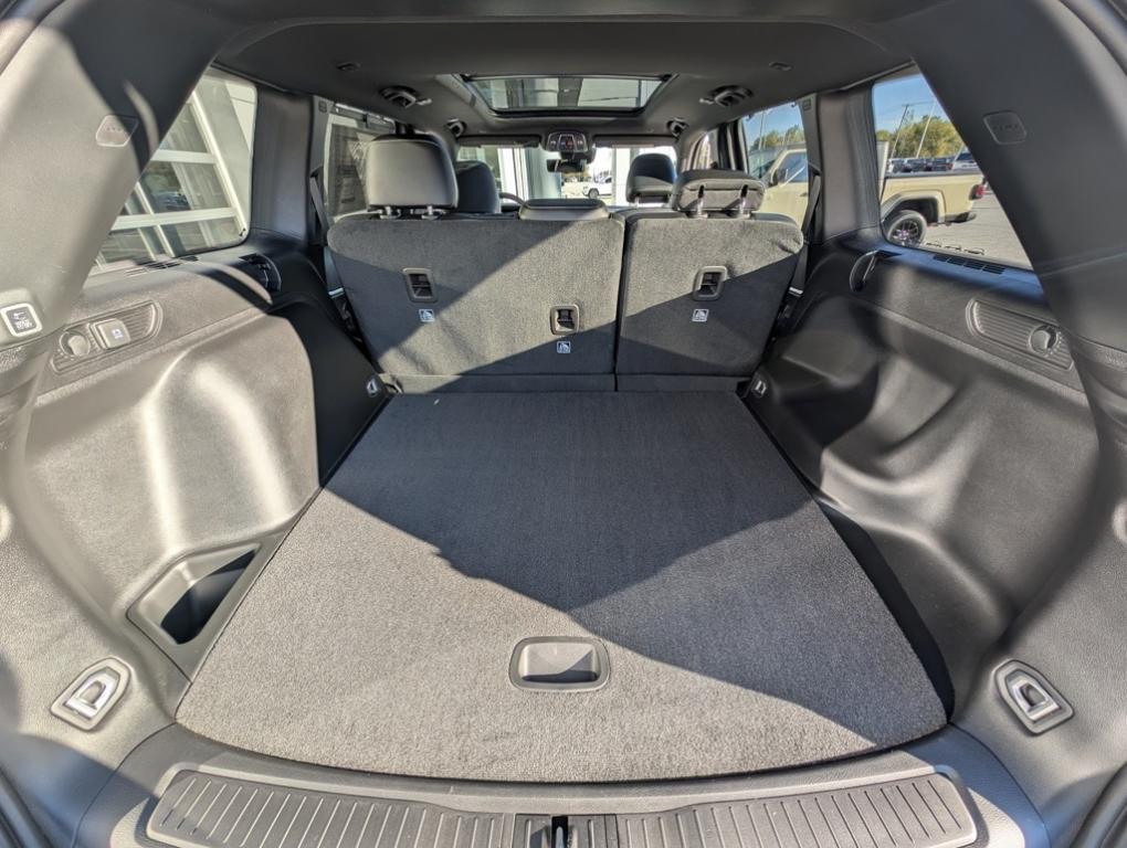 new 2025 Jeep Grand Cherokee car, priced at $50,090