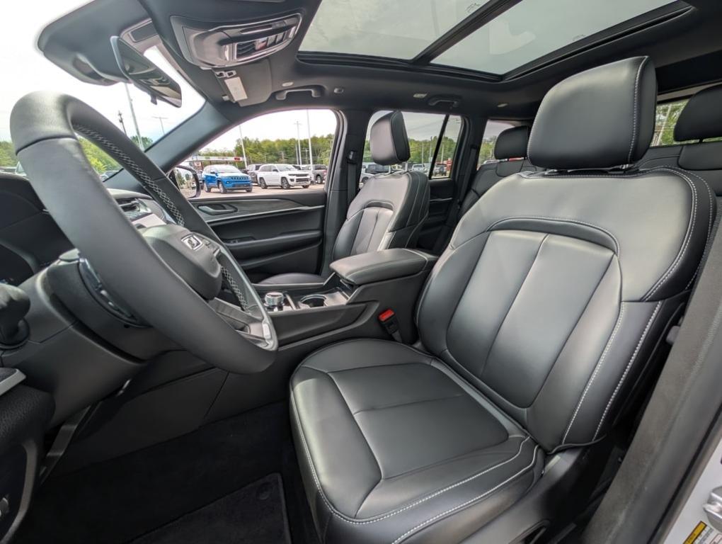 new 2025 Jeep Grand Cherokee car, priced at $45,326