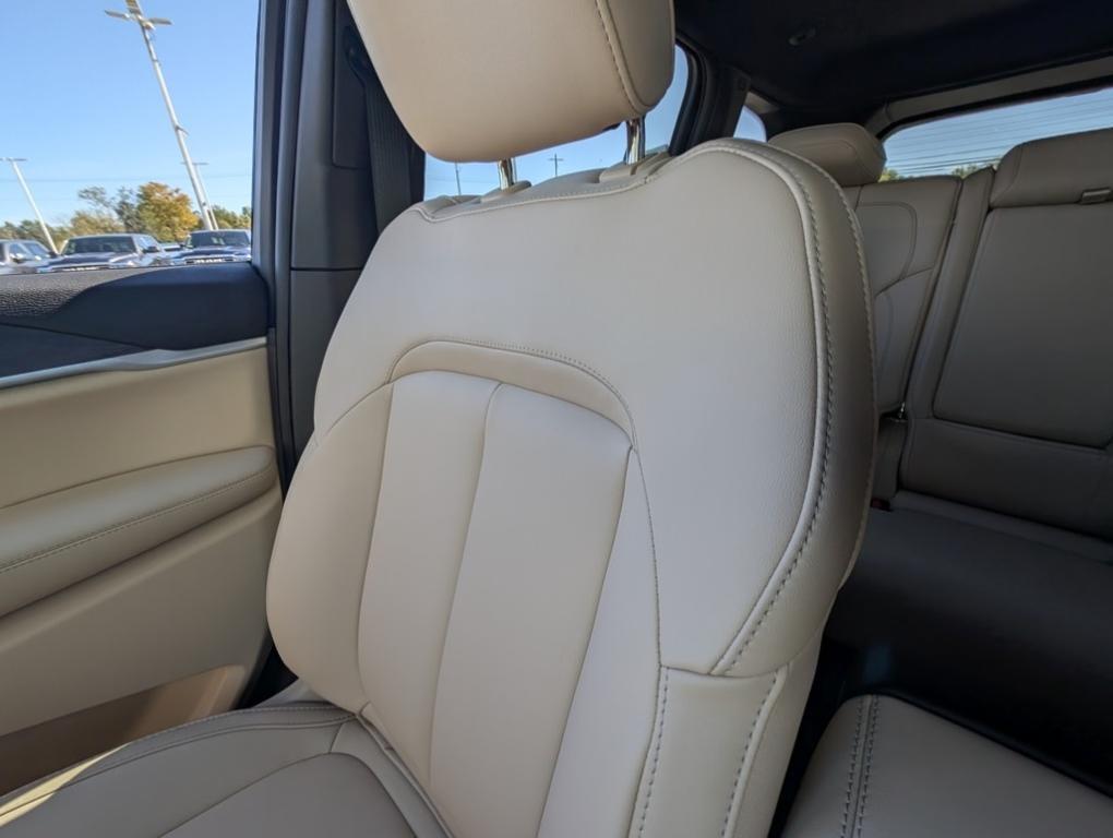 new 2025 Jeep Grand Cherokee car, priced at $47,760