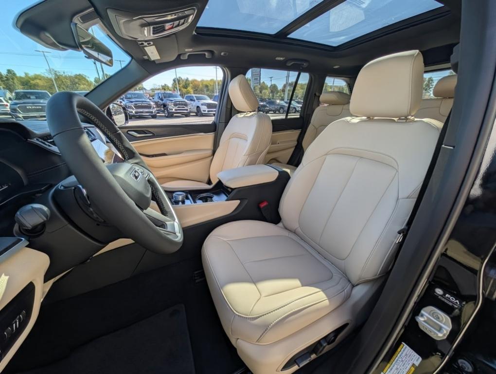 new 2025 Jeep Grand Cherokee car, priced at $47,760