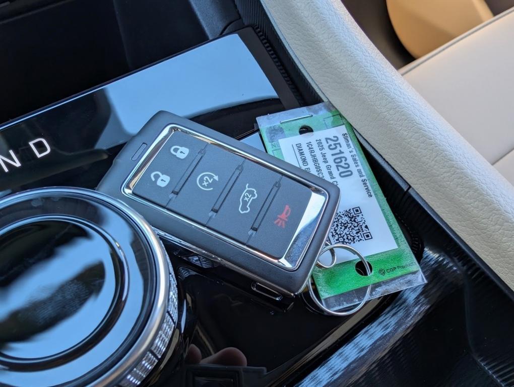 new 2025 Jeep Grand Cherokee car, priced at $47,760