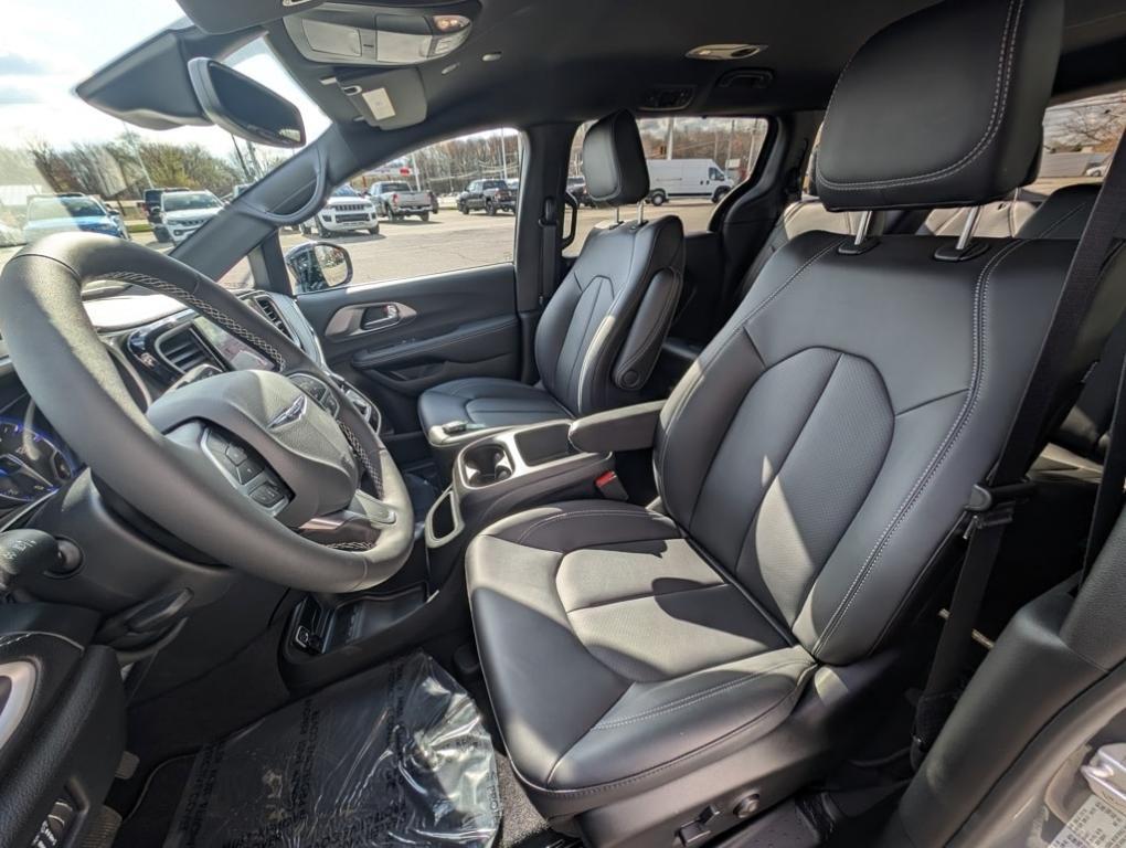 new 2025 Chrysler Pacifica car, priced at $43,527