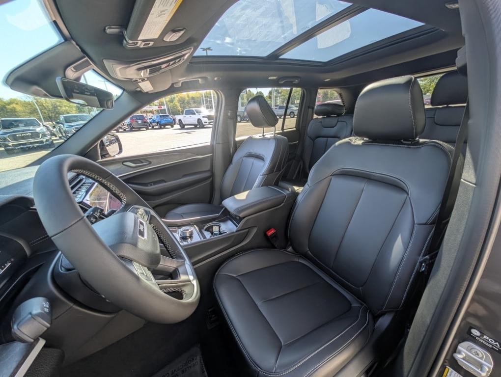 new 2025 Jeep Grand Cherokee car, priced at $47,760
