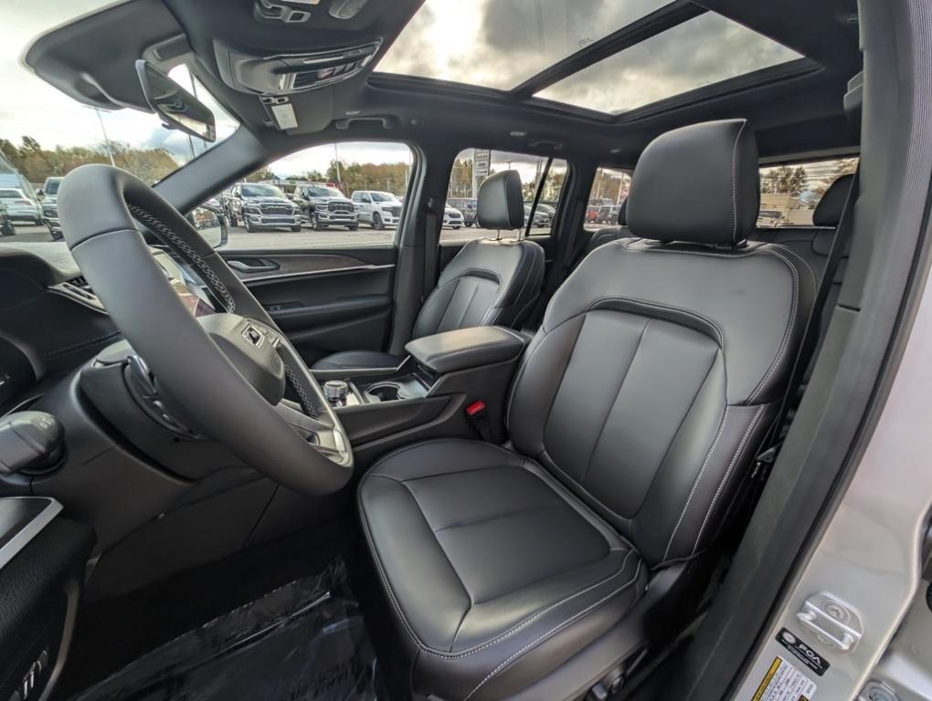 new 2025 Jeep Grand Cherokee car, priced at $47,760