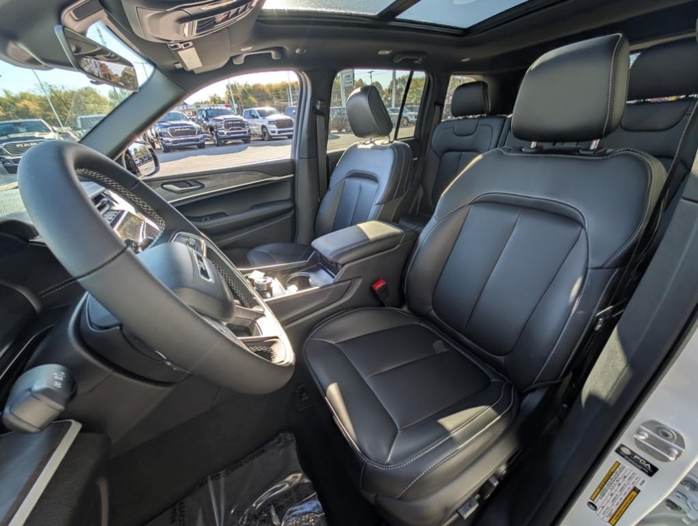 new 2025 Jeep Grand Cherokee car, priced at $49,890