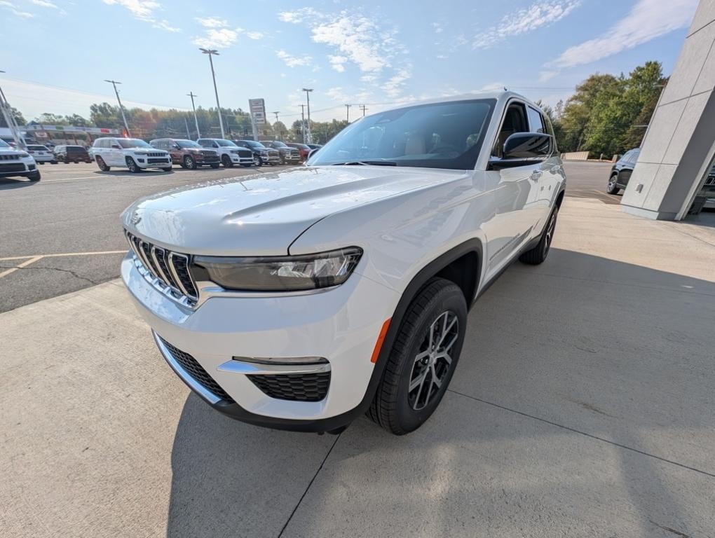 new 2025 Jeep Grand Cherokee car, priced at $45,415