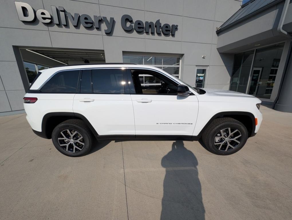 new 2025 Jeep Grand Cherokee car, priced at $45,415