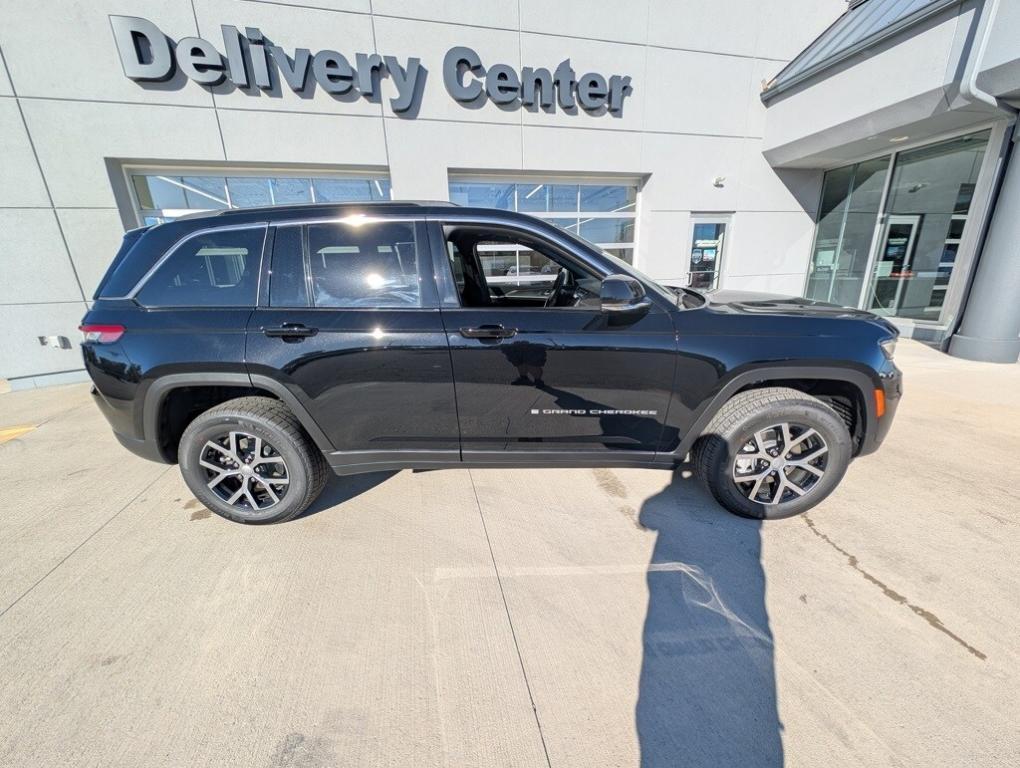 new 2025 Jeep Grand Cherokee car, priced at $45,760
