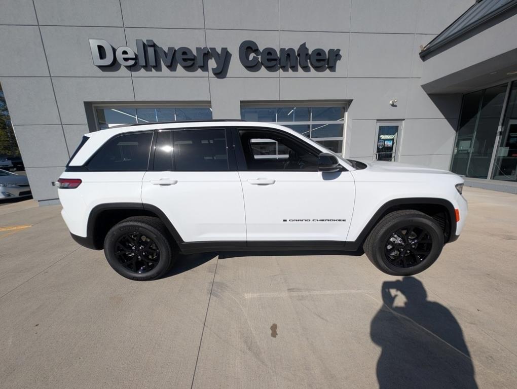 new 2025 Jeep Grand Cherokee car, priced at $43,885