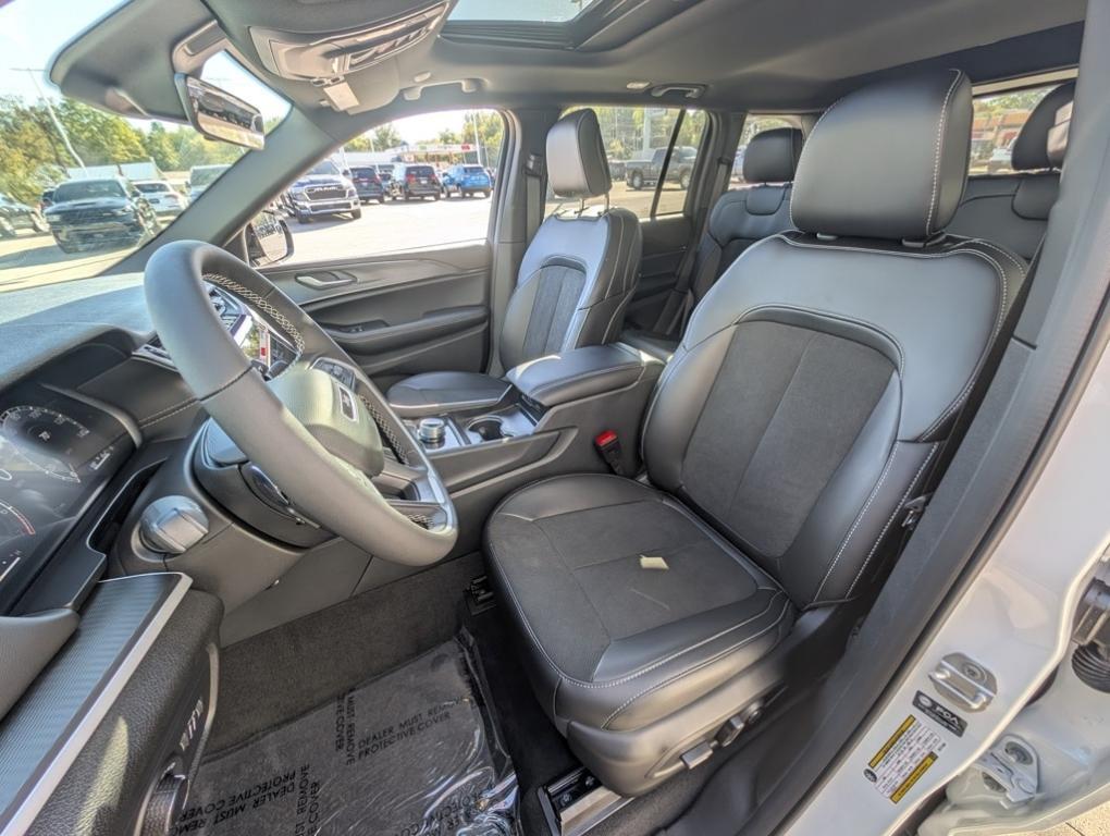 new 2025 Jeep Grand Cherokee car, priced at $43,885