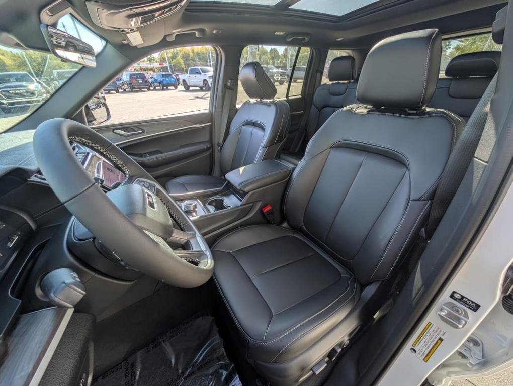new 2025 Jeep Grand Cherokee car, priced at $47,165