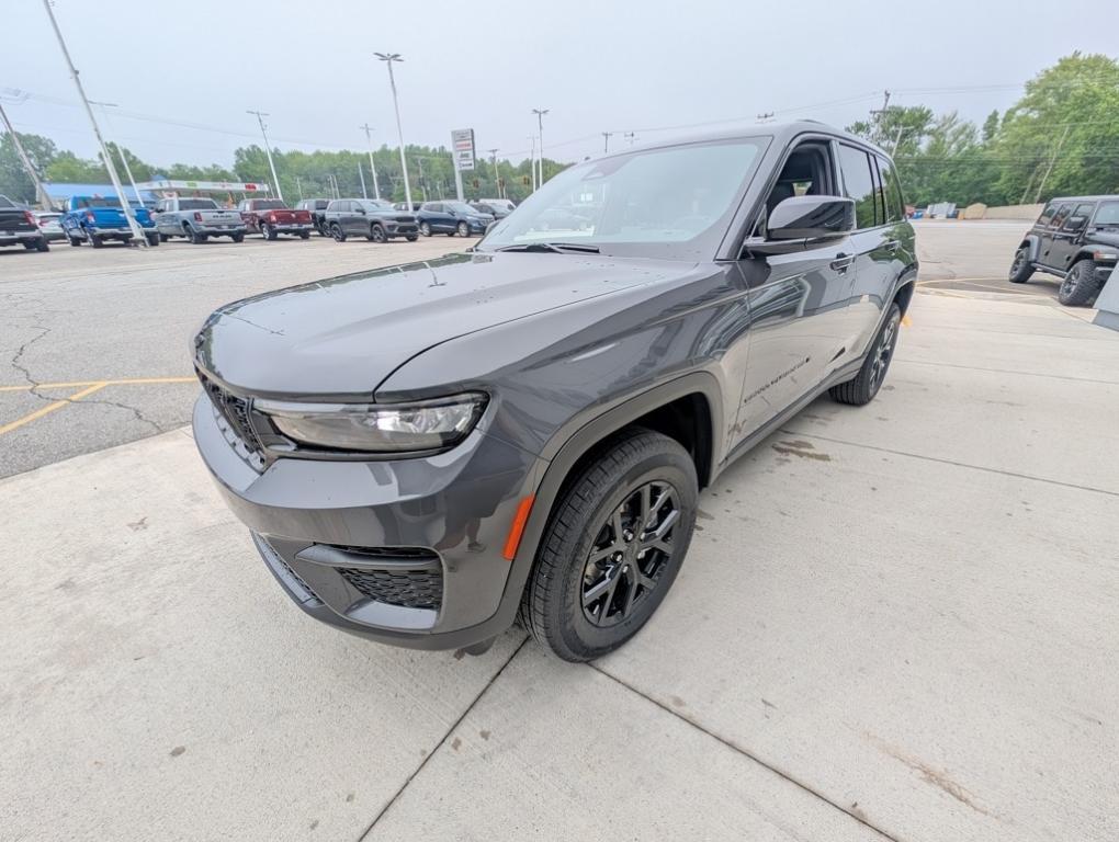 new 2025 Jeep Grand Cherokee car, priced at $42,004