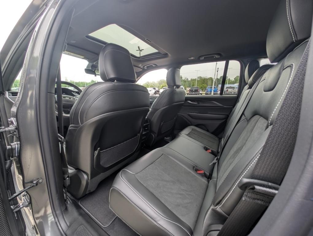 new 2025 Jeep Grand Cherokee car, priced at $42,004