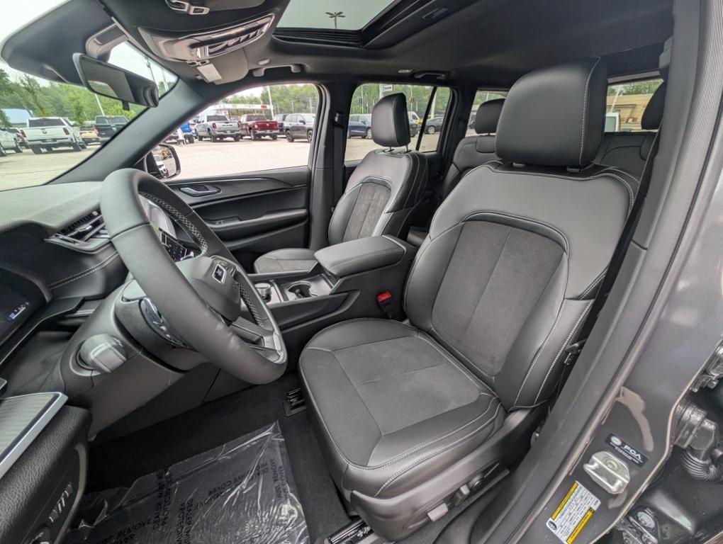 new 2025 Jeep Grand Cherokee car, priced at $42,210