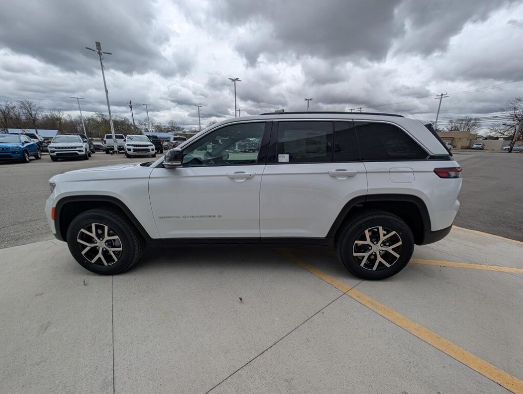 new 2025 Jeep Grand Cherokee car, priced at $45,996
