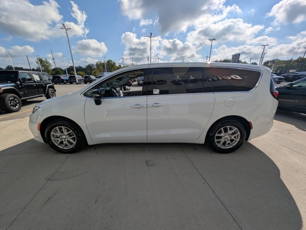 used 2024 Chrysler Pacifica car, priced at $29,291