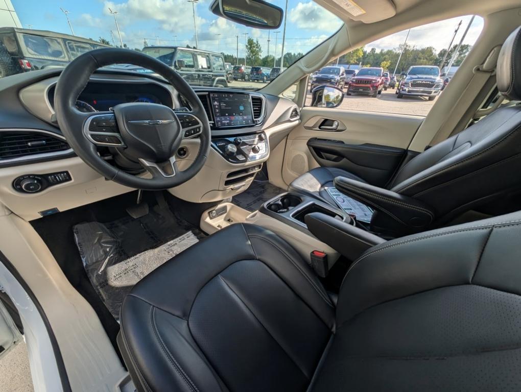 used 2024 Chrysler Pacifica car, priced at $29,291