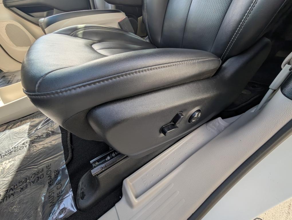 used 2024 Chrysler Pacifica car, priced at $29,291