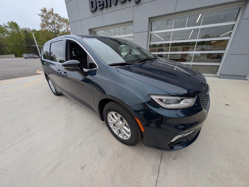 new 2025 Chrysler Pacifica car, priced at $47,612