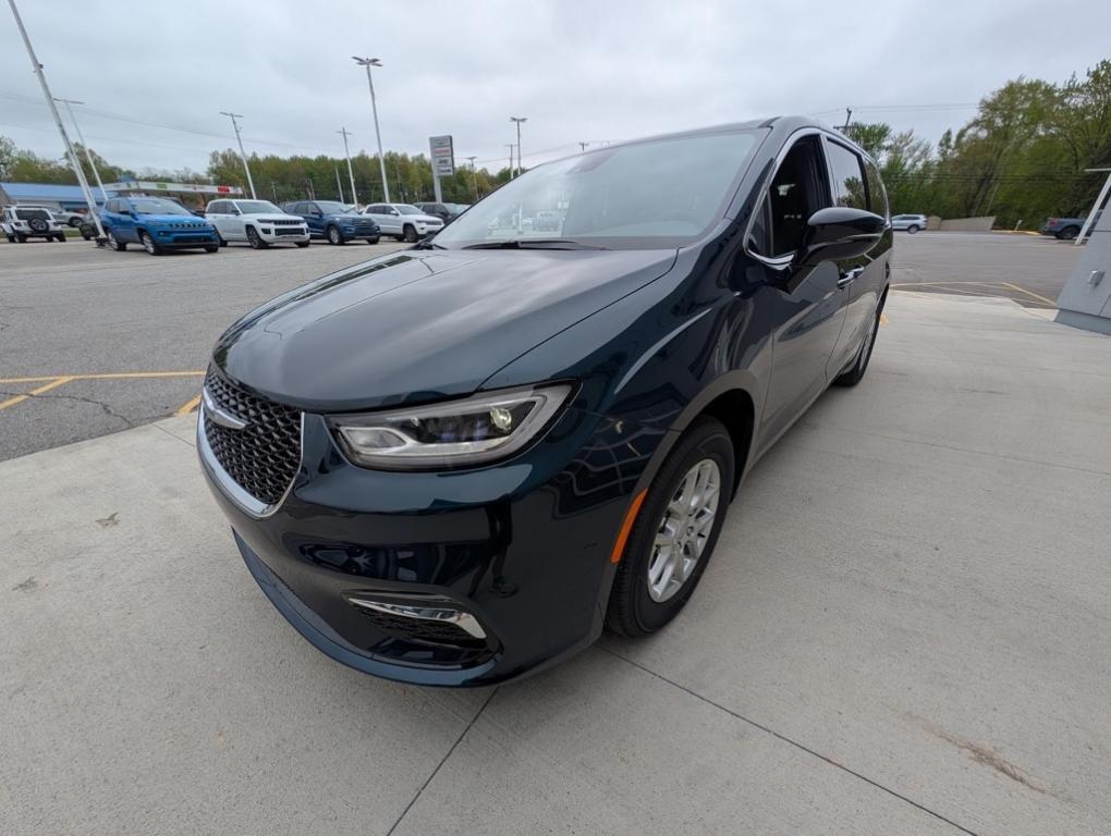 new 2025 Chrysler Pacifica car, priced at $47,612