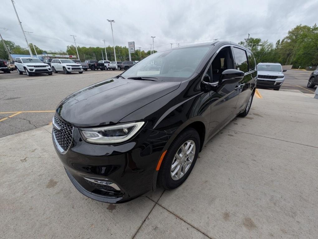 new 2025 Chrysler Pacifica car, priced at $41,596