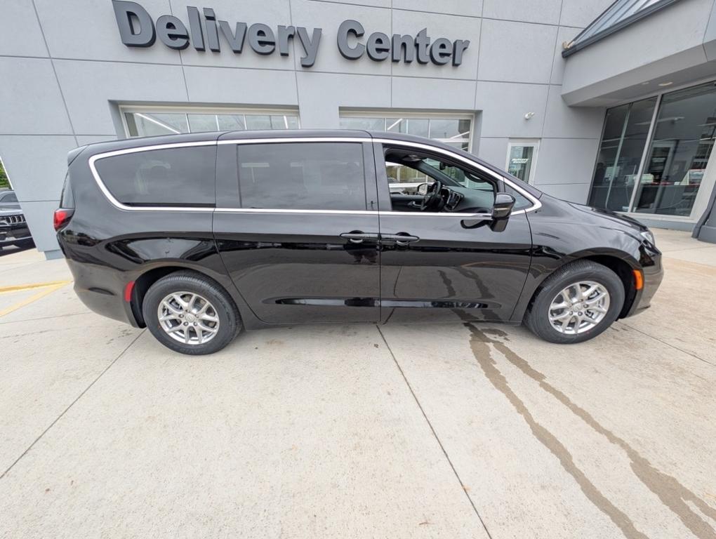 new 2025 Chrysler Pacifica car, priced at $41,596