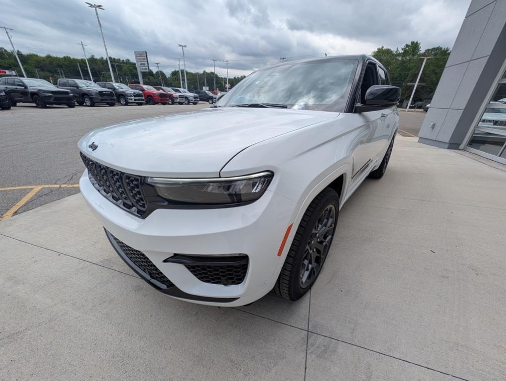 new 2025 Jeep Grand Cherokee car, priced at $59,679