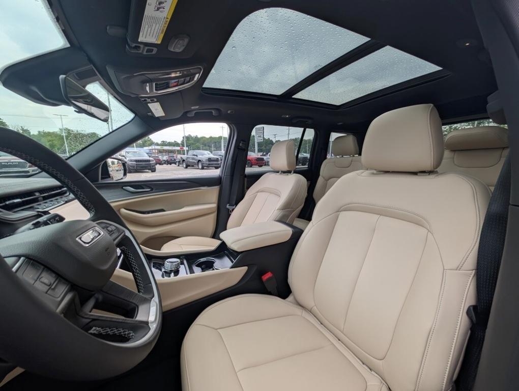 new 2025 Jeep Grand Cherokee car, priced at $44,996
