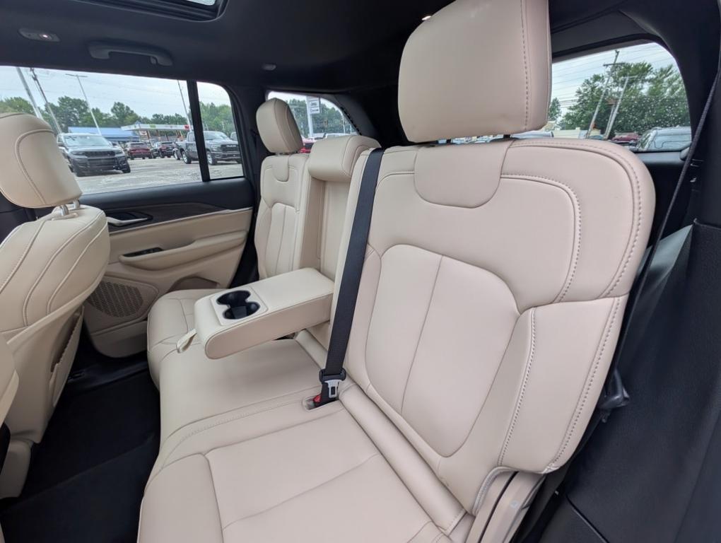 new 2025 Jeep Grand Cherokee car, priced at $44,996
