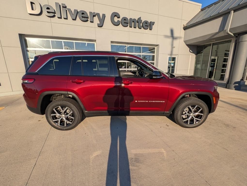 new 2025 Jeep Grand Cherokee car, priced at $47,760