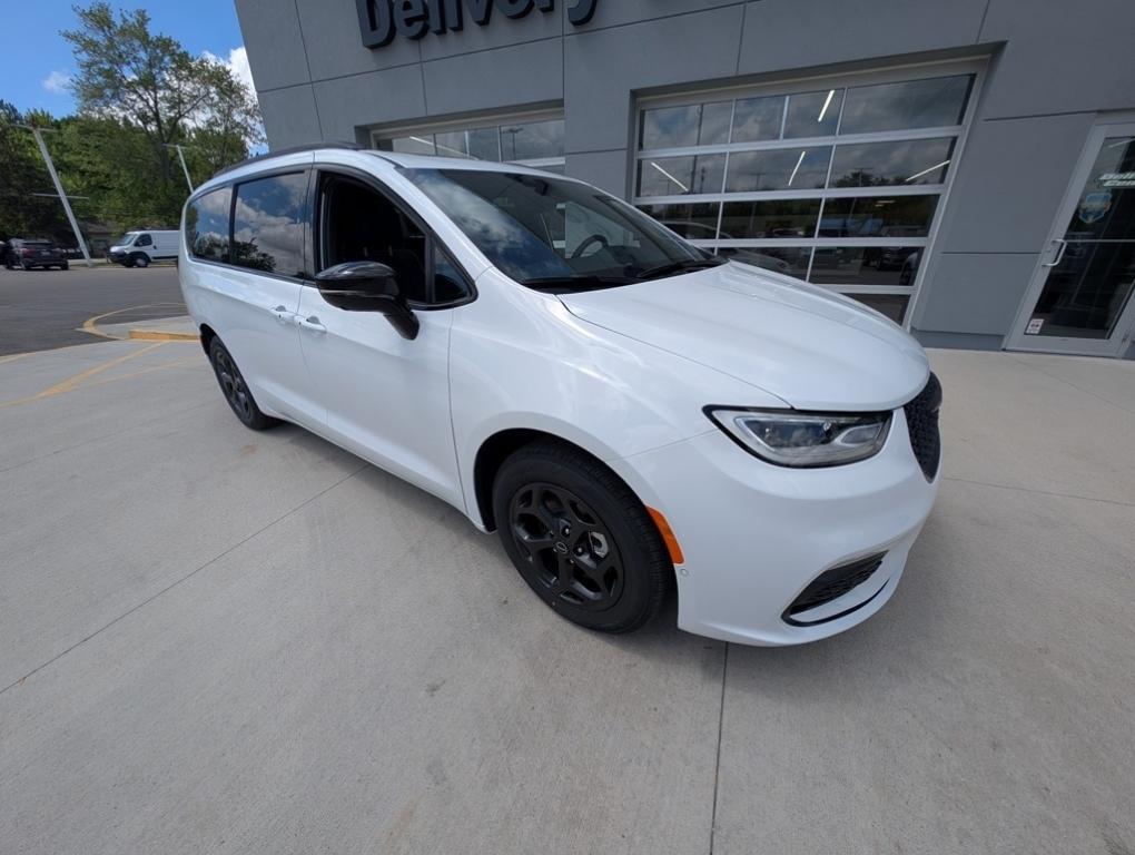 new 2025 Chrysler Pacifica Hybrid car, priced at $45,973