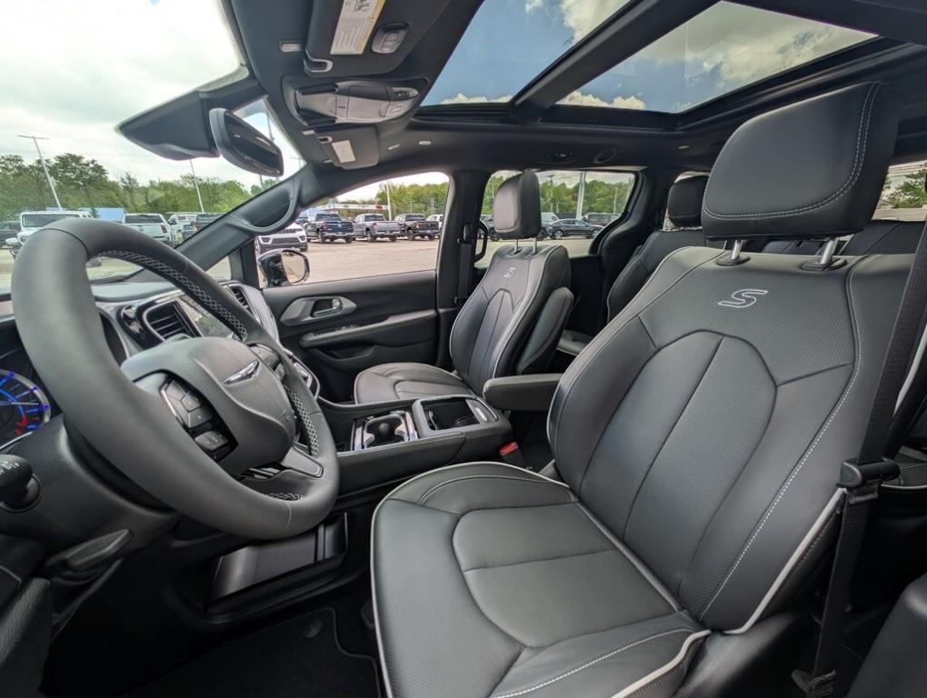 new 2025 Chrysler Pacifica Hybrid car, priced at $45,973