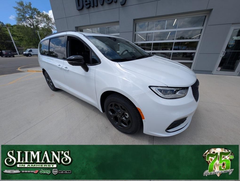 new 2025 Chrysler Pacifica Hybrid car, priced at $45,973