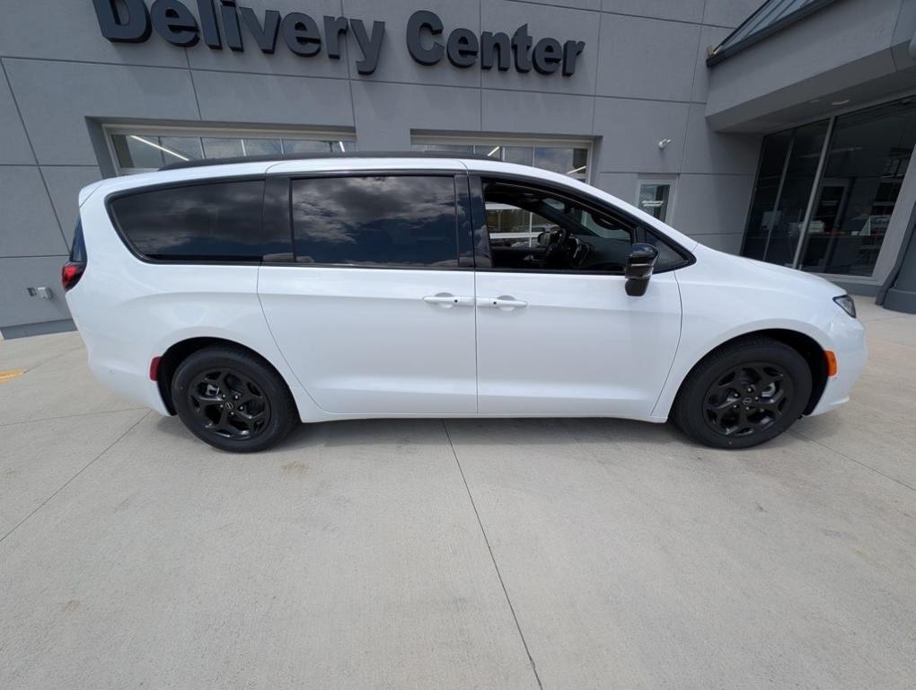 new 2025 Chrysler Pacifica Hybrid car, priced at $45,973