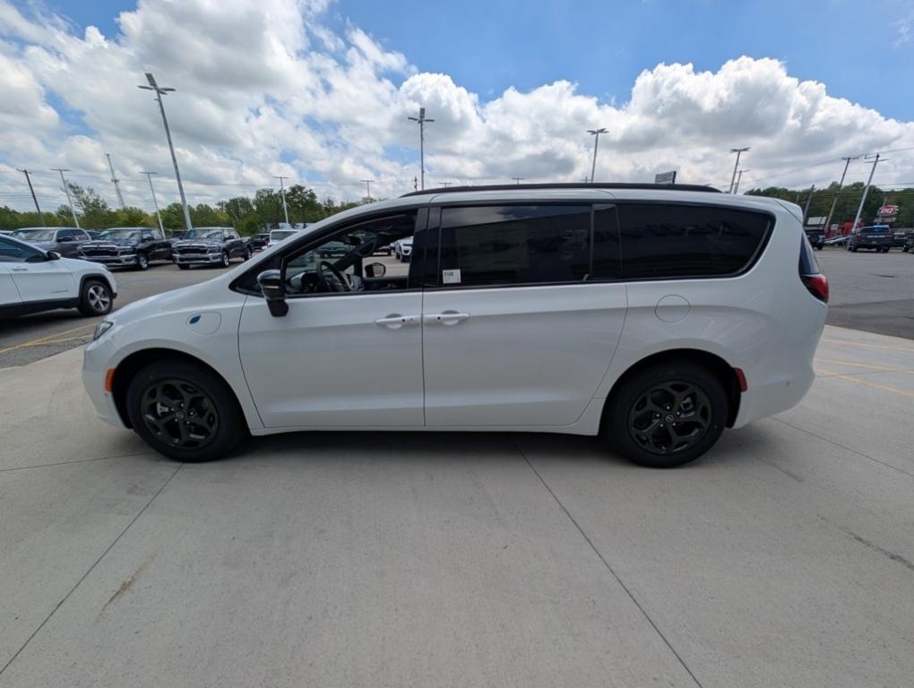 new 2025 Chrysler Pacifica Hybrid car, priced at $45,973