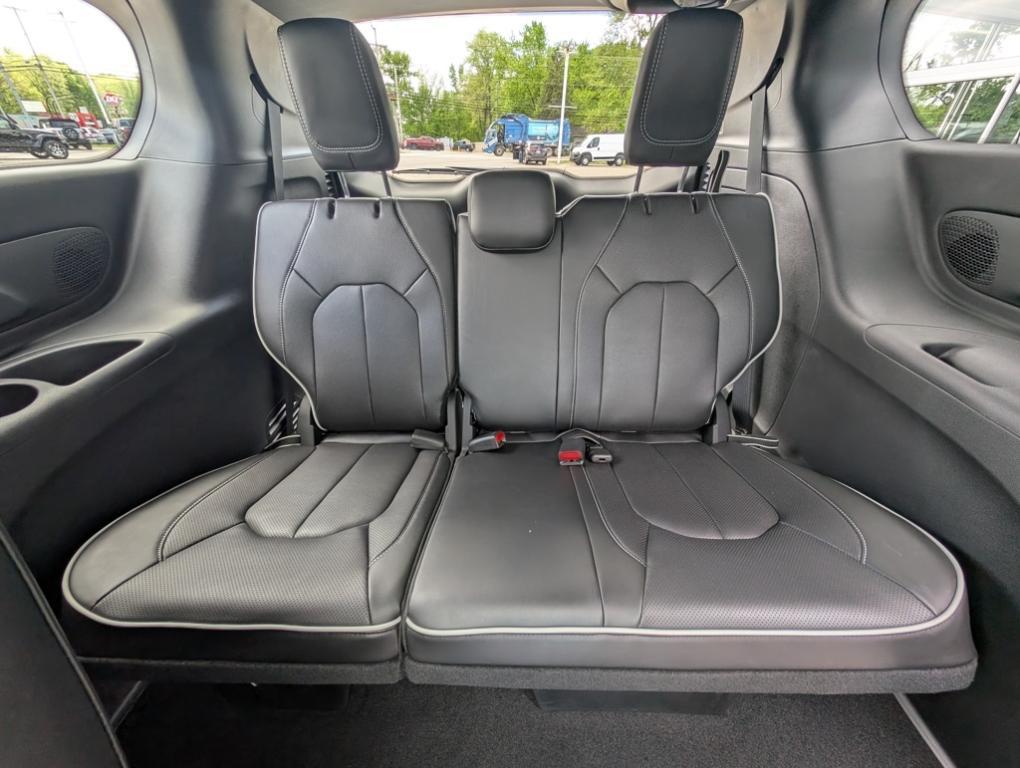 new 2025 Chrysler Pacifica Hybrid car, priced at $45,973