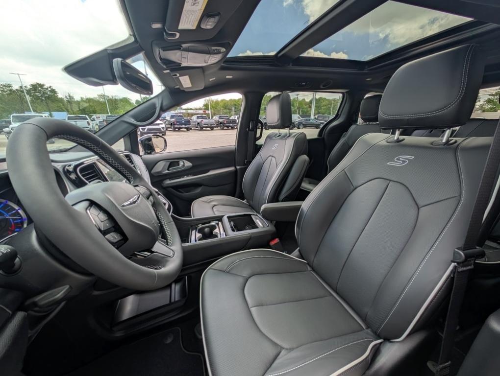 new 2025 Chrysler Pacifica Hybrid car, priced at $45,973