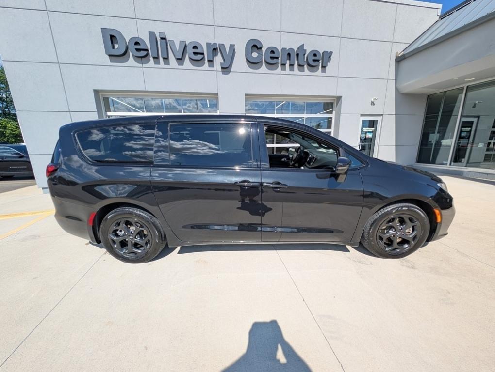 used 2022 Chrysler Pacifica Hybrid car, priced at $29,991