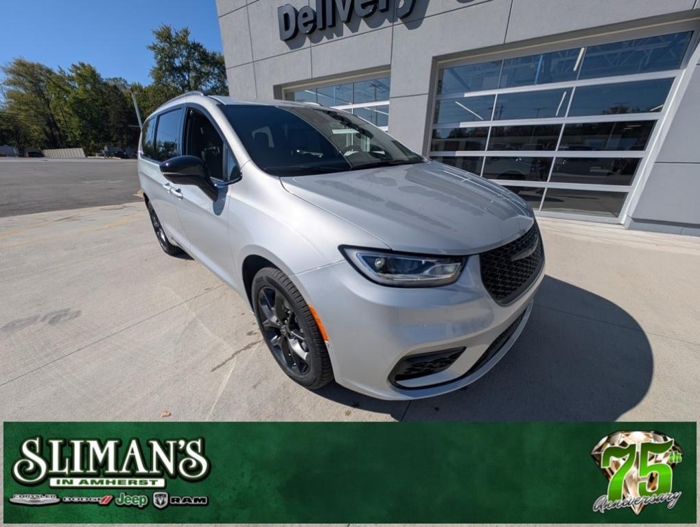 new 2026 Chrysler Pacifica car, priced at $46,280