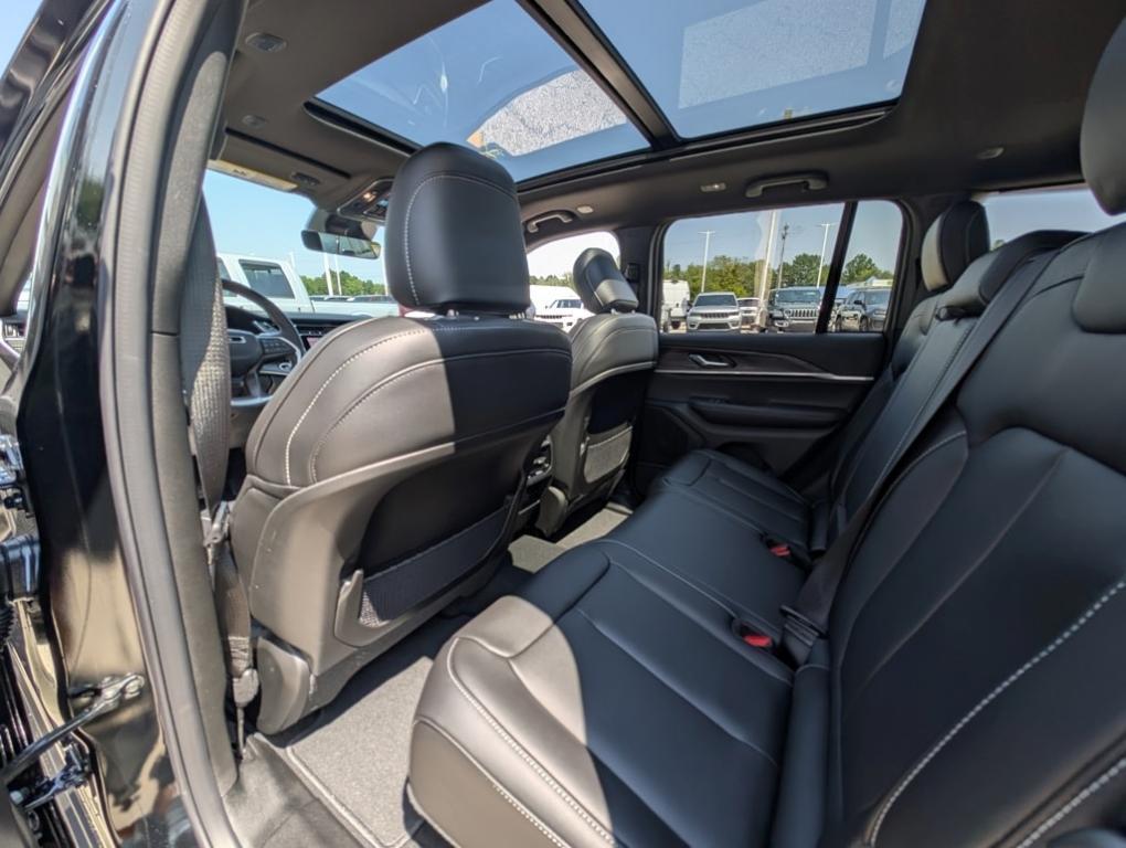 new 2025 Jeep Grand Cherokee car, priced at $41,005