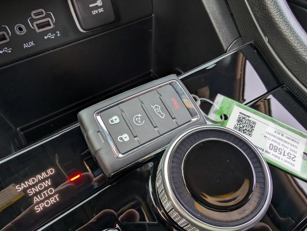 new 2025 Jeep Grand Cherokee car, priced at $41,005