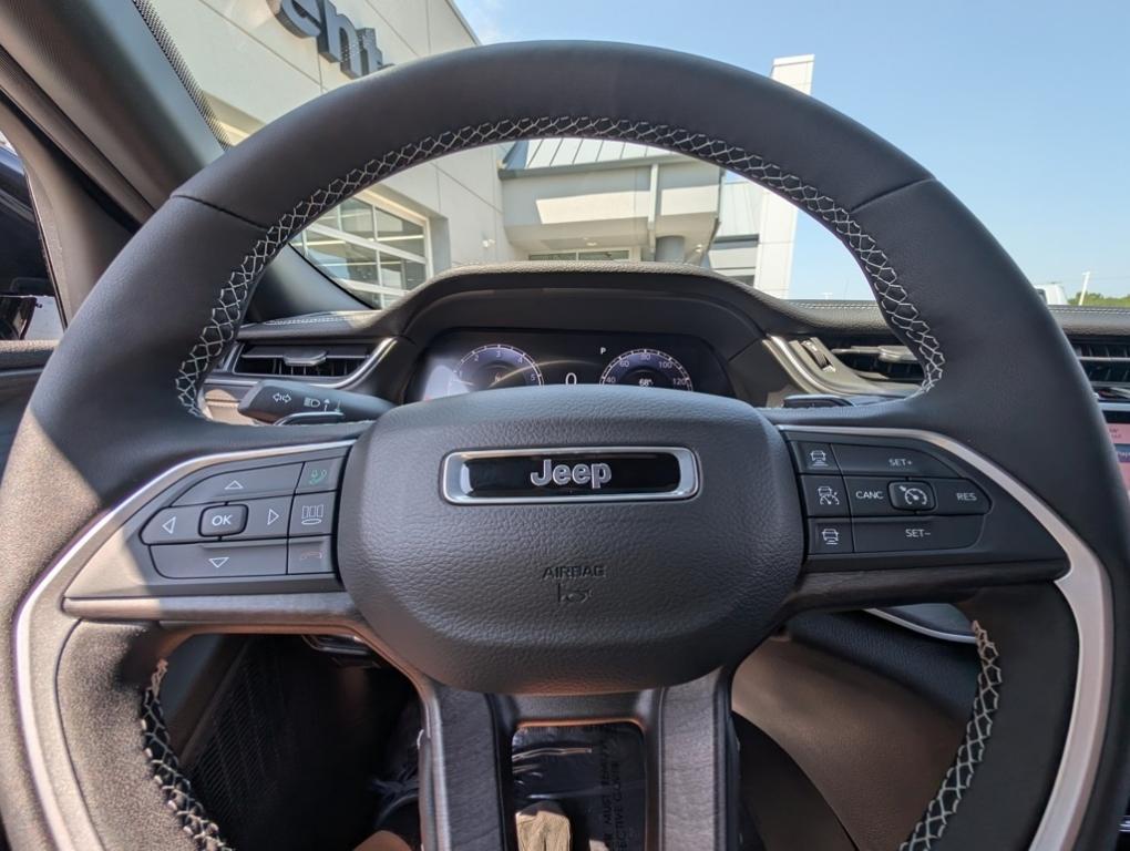 new 2025 Jeep Grand Cherokee car, priced at $41,005
