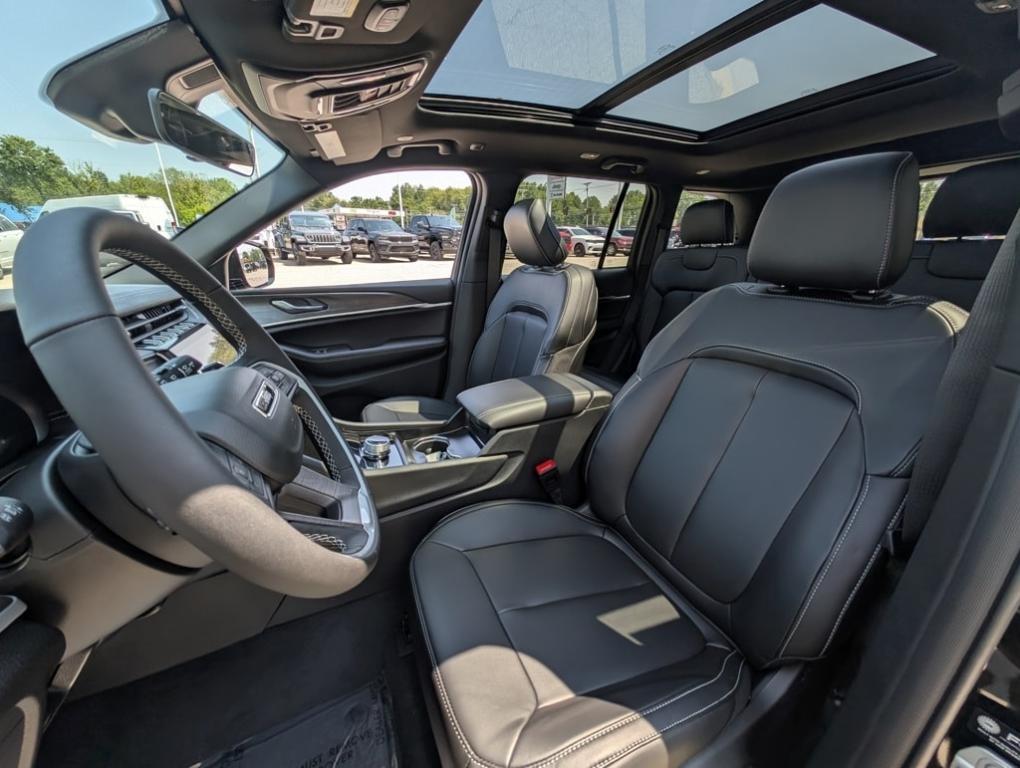 new 2025 Jeep Grand Cherokee car, priced at $41,005