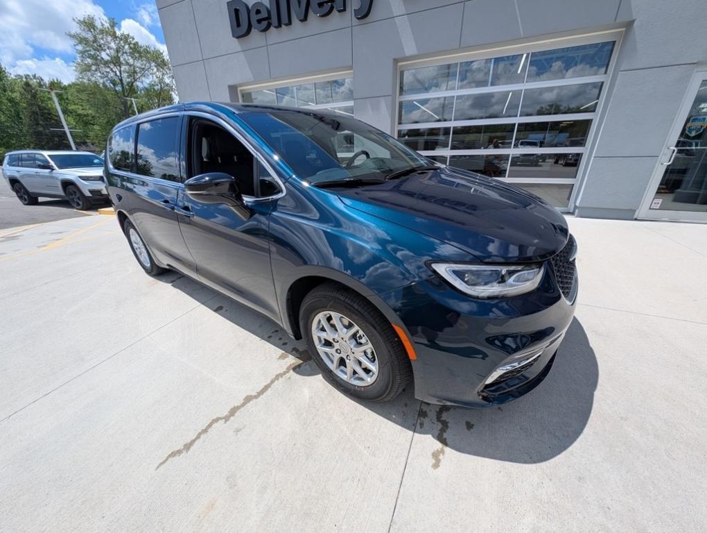 new 2025 Chrysler Pacifica car, priced at $42,020