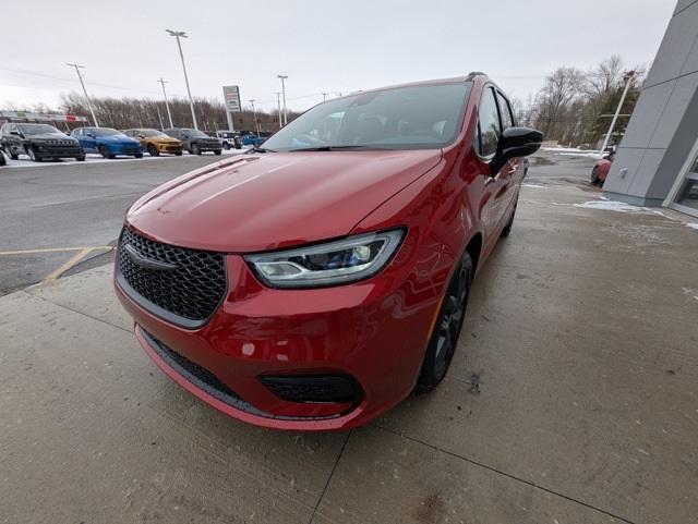 new 2025 Chrysler Pacifica car, priced at $51,585