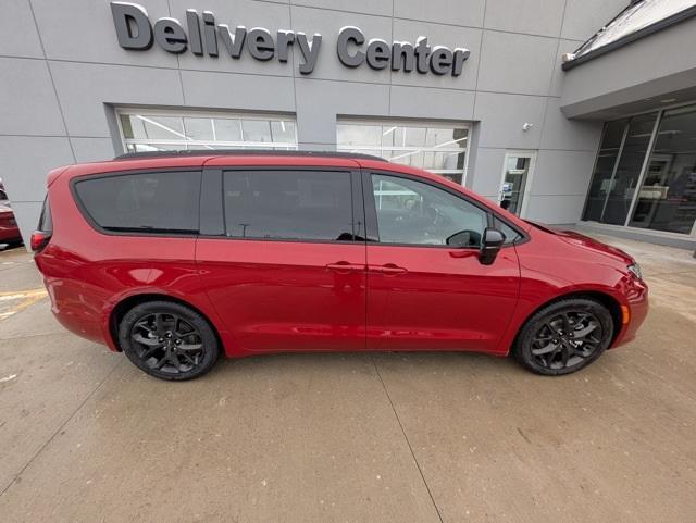 new 2025 Chrysler Pacifica car, priced at $51,585