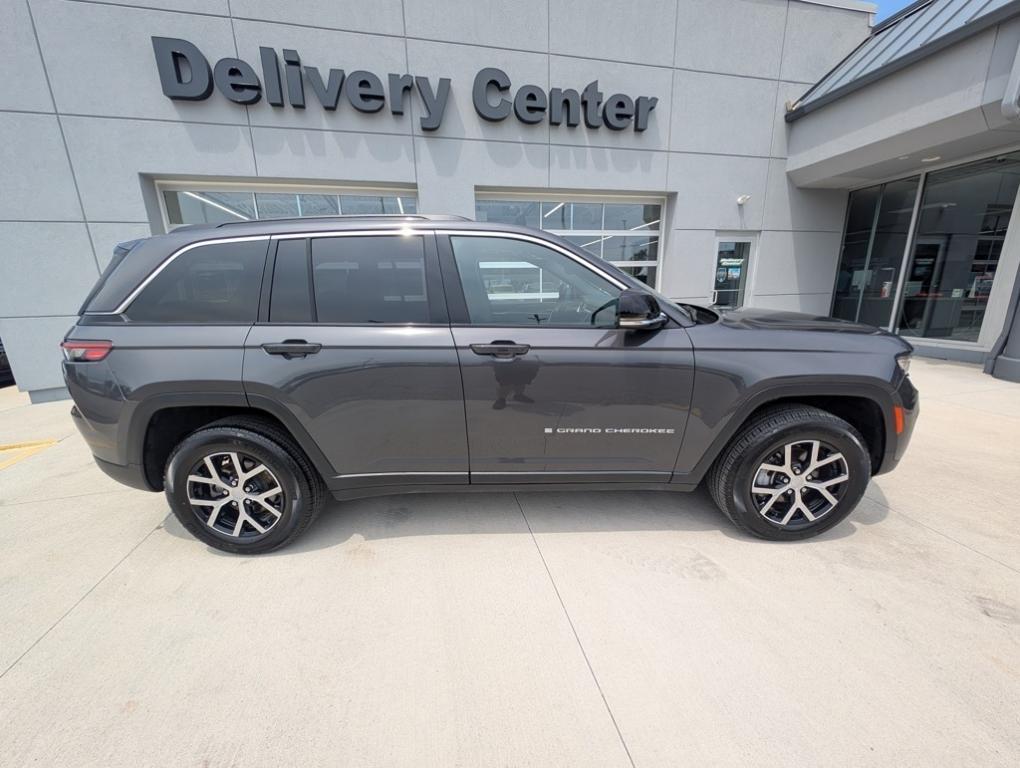 used 2024 Jeep Grand Cherokee car, priced at $40,000
